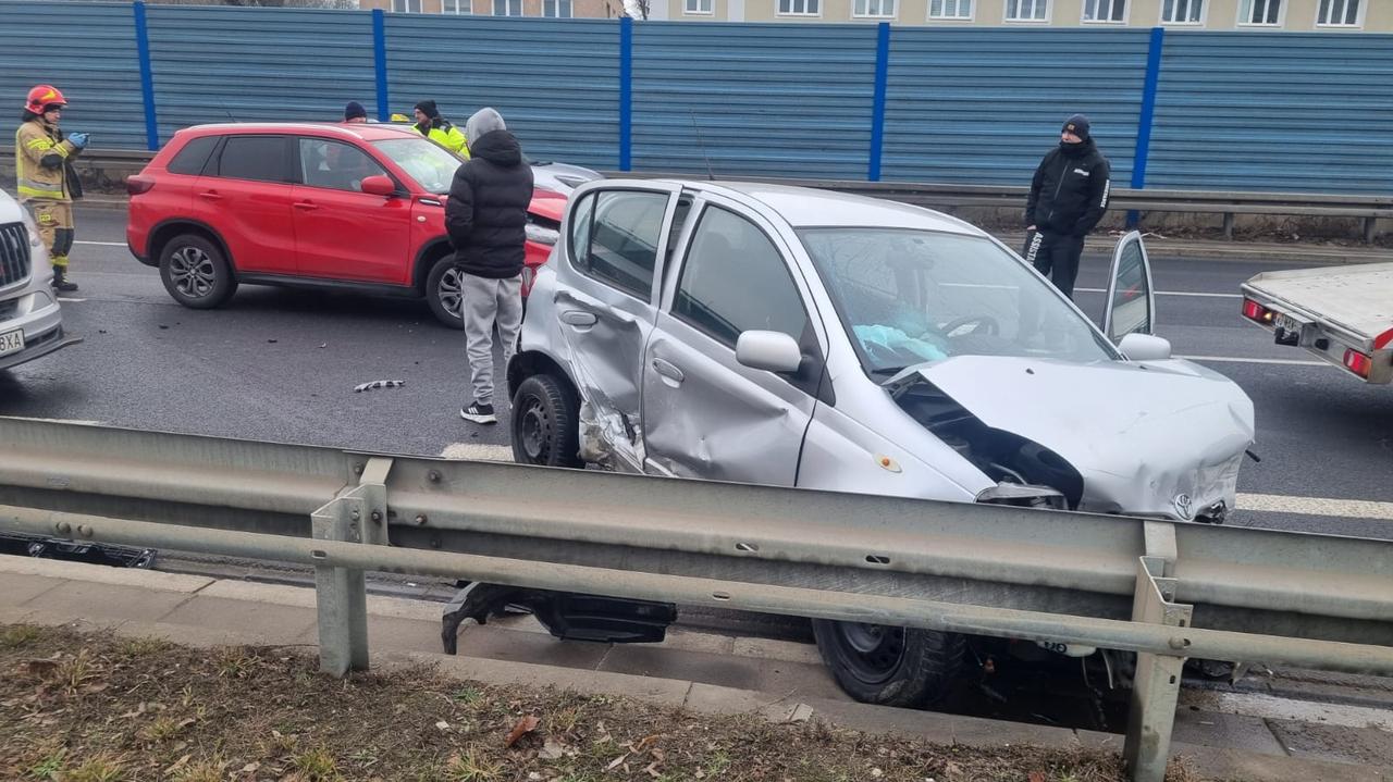 Jedno auto rozbite, drugie na barierkach. Utrudnienia