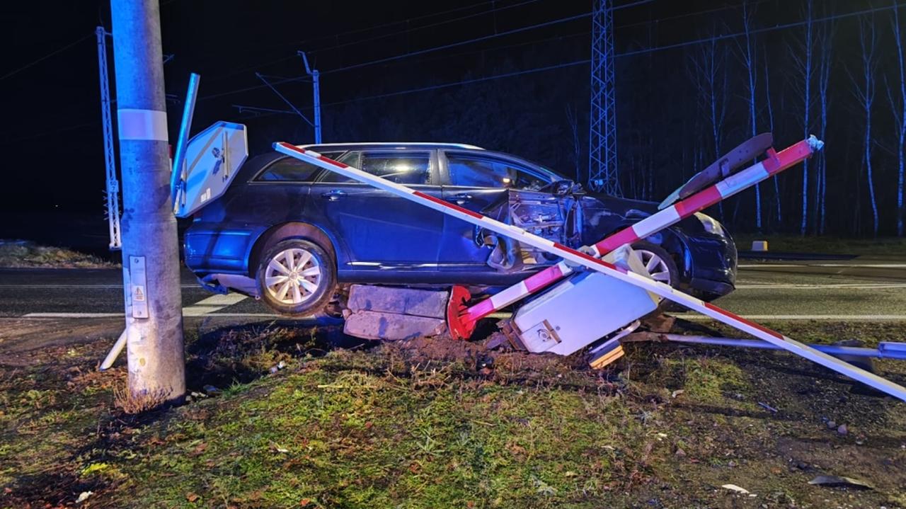 Staranował rogatki i zawisł na sygnalizatorze 