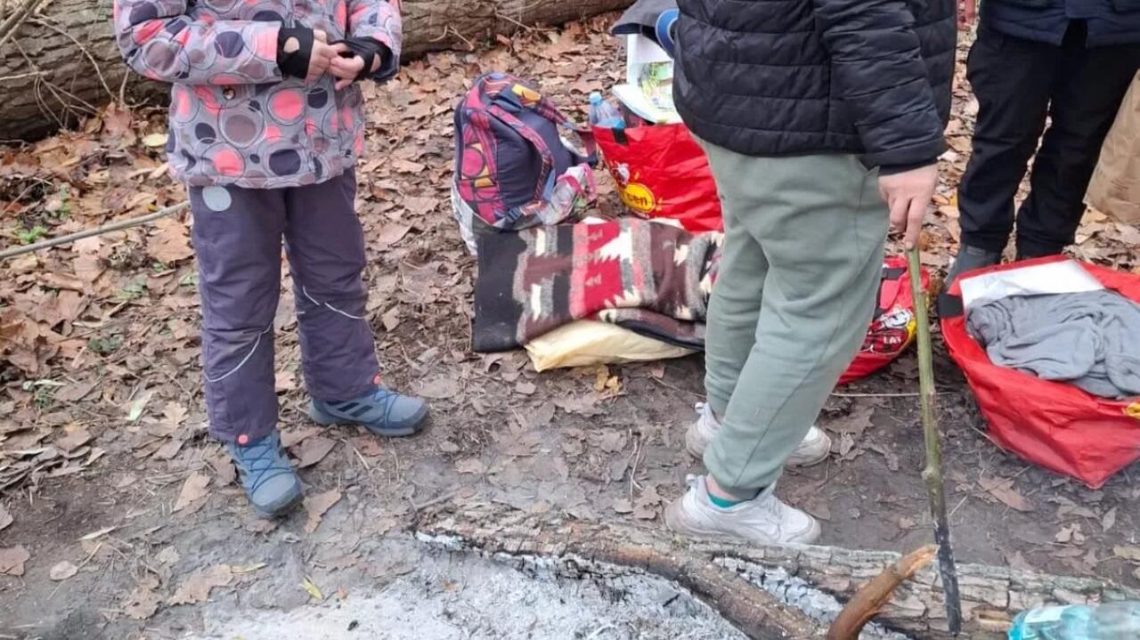 Kobieta i dwaj mali chłopcy nie mieli dokąd pójść. Ogrzewali się przy ognisku nad Wisłą