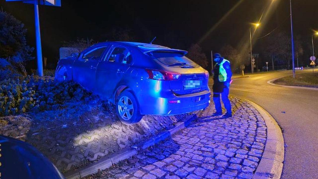 Wjechał na wyspę na rondzie. Chciał, żeby policjant dmuchnął za niego w alkomat