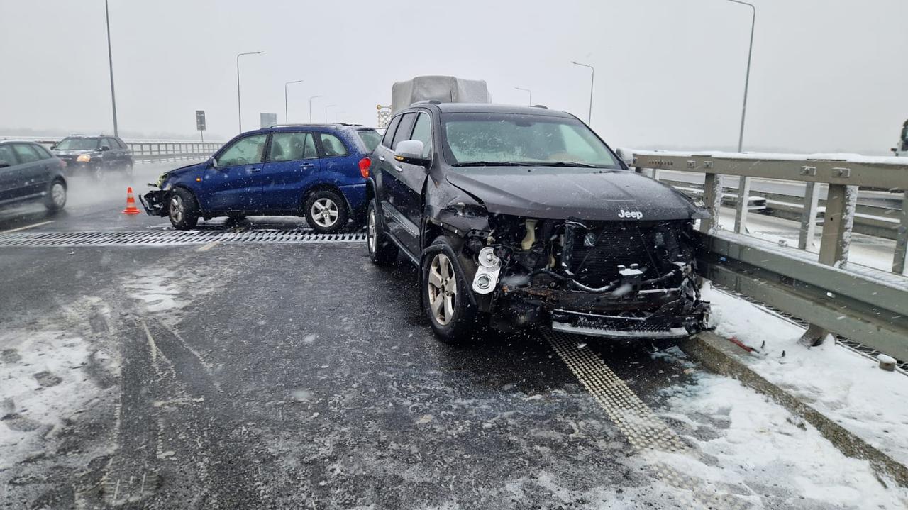 Kolizja na obwodnicy, dachowanie na lokalnej drodze. Trudne warunki na drogach