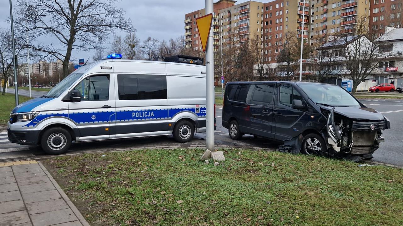 Dwa samochody uszkodzone po zderzeniu