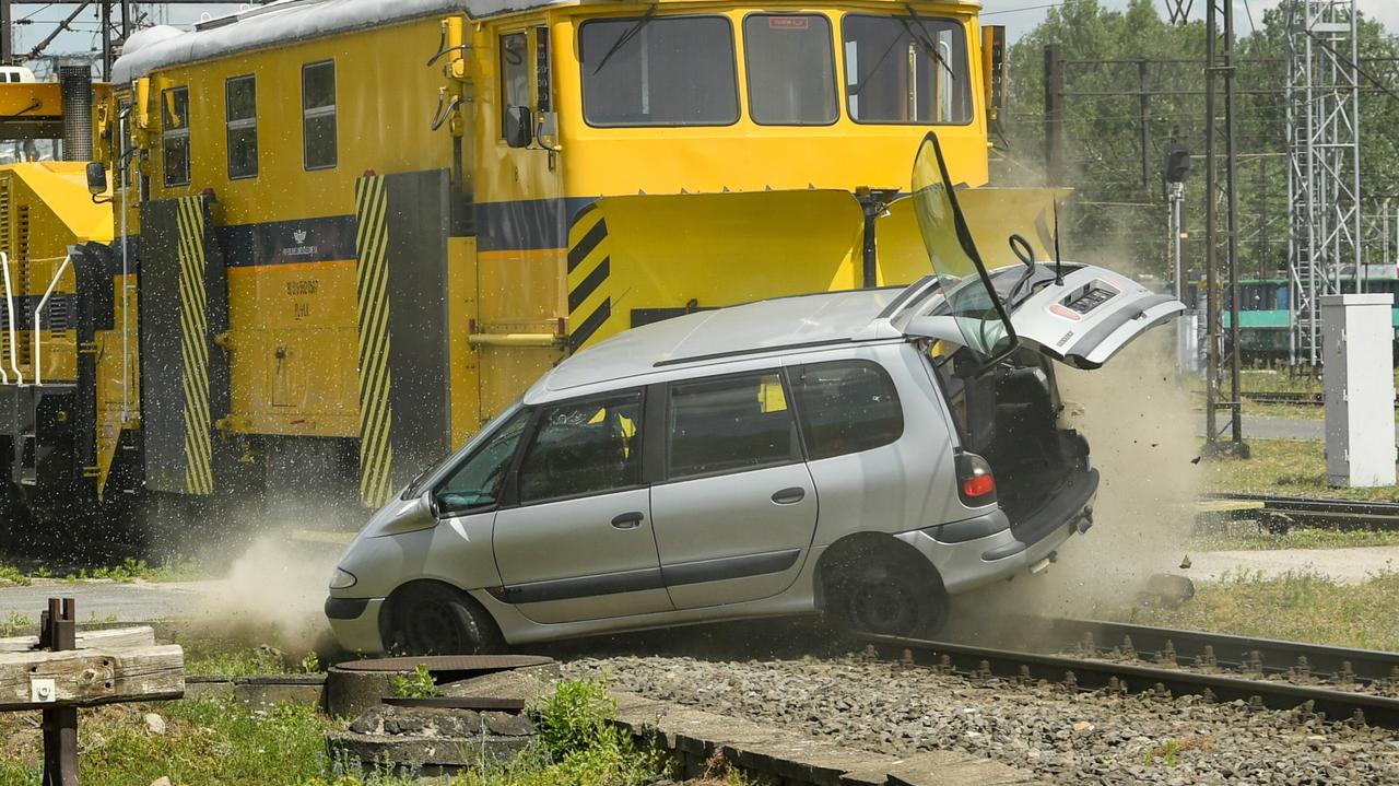 Lokomotywa miażdży auto. Służby pokazują, jak się zachować