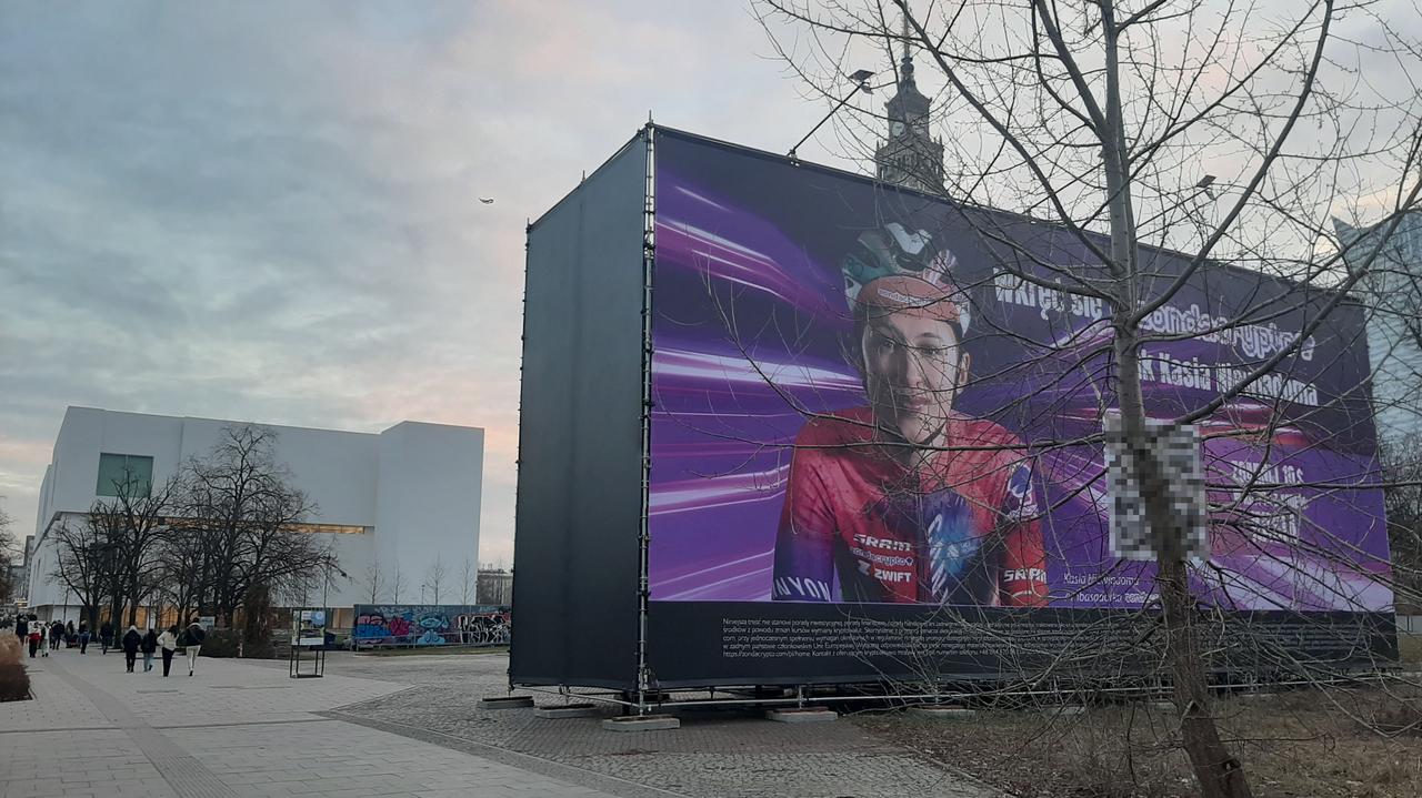 Reklama gigant wyrosła w centrum Warszawy. "Niezgodnie z prawem"