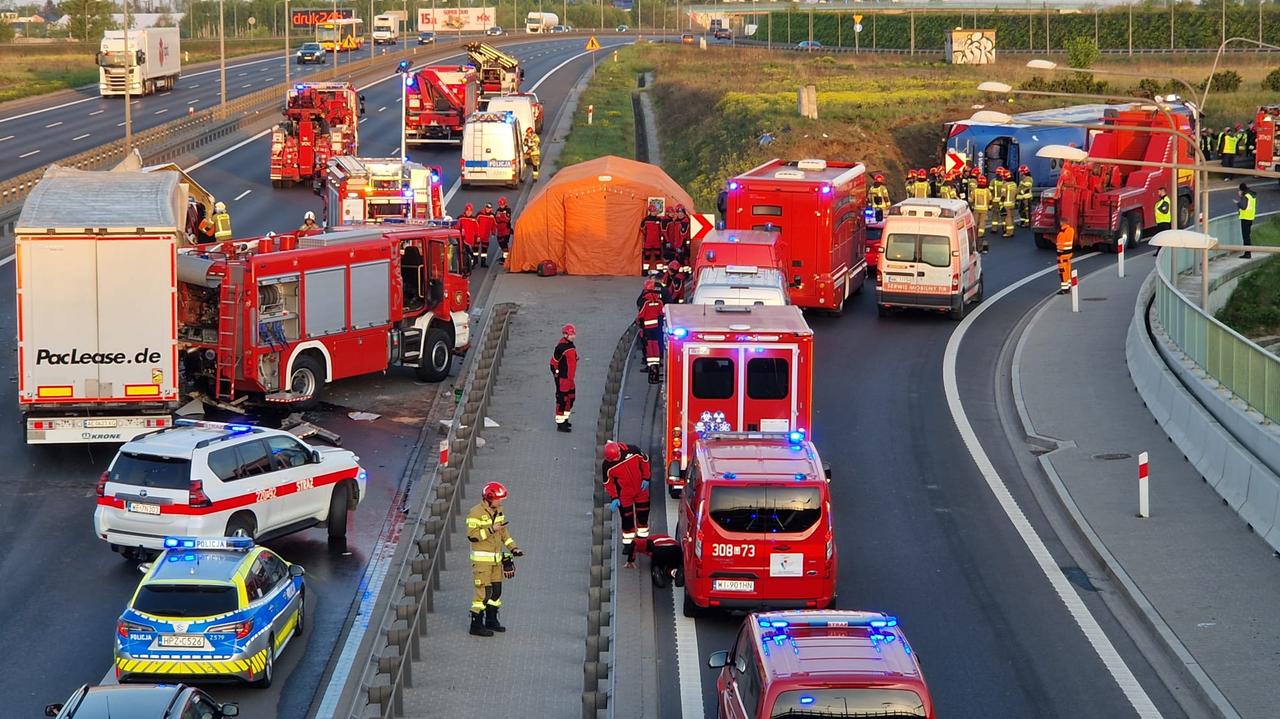 Przewrócił się autokar, tir uderzył w wóz strażacki. Kilkunastu rannych