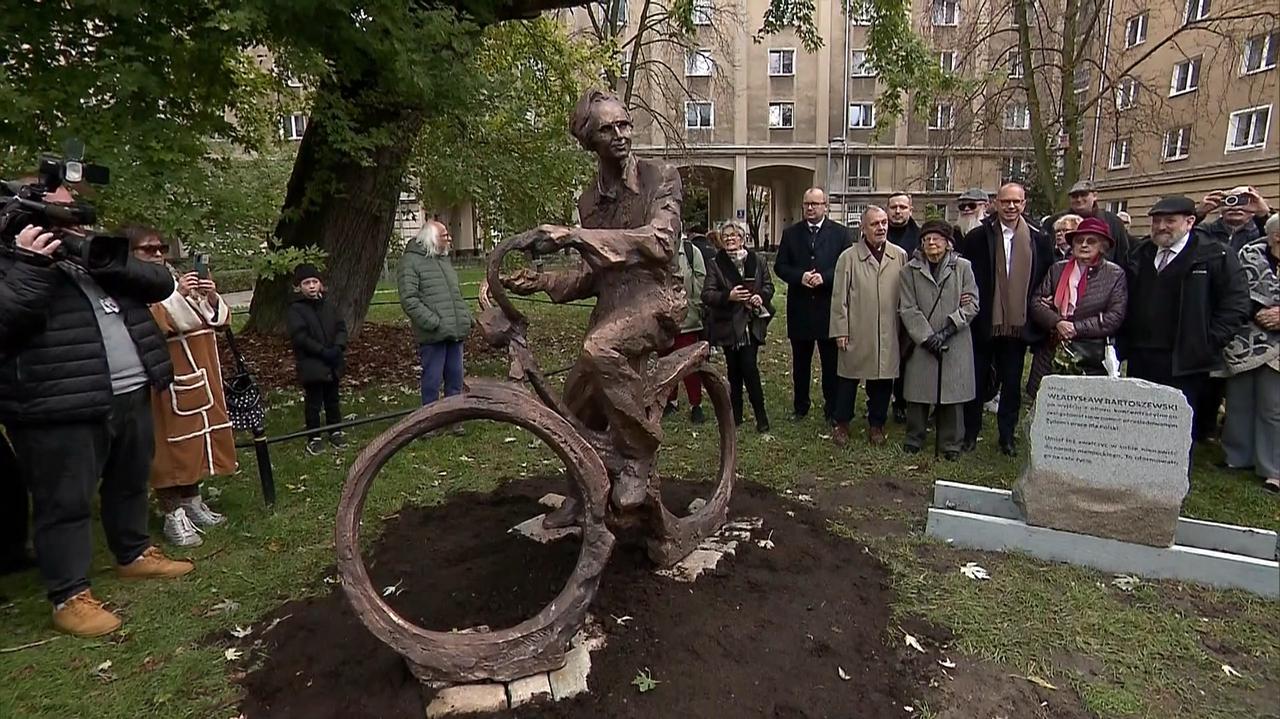 "Był kompasem, autorytetem". Odsłonięto pomnik Władysława Bartoszewskiego