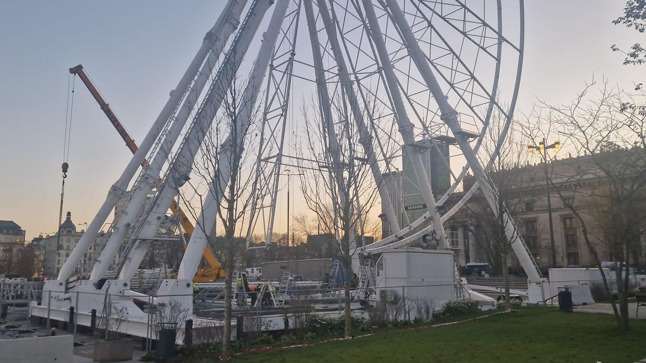 Pierwszy taki jarmark bożonarodzeniowy. Montują ogromny diabelski młyn
