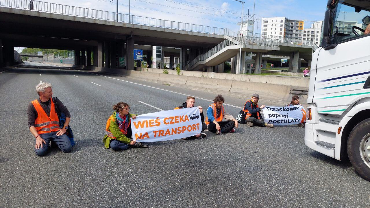 Ostatnie Pokolenie blokuje trasę S8. Są utrudnienia