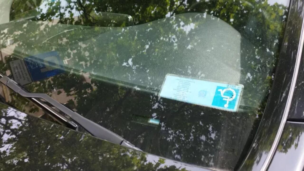 Parkował na kopercie, za szybą miał skserowaną kartę