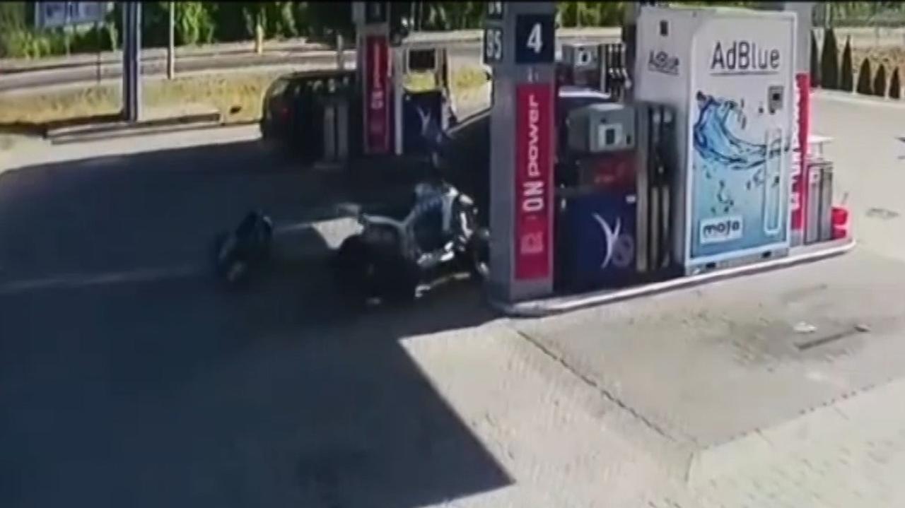 Wjechał quadem w auto na stacji paliw, policja pokazała nagranie