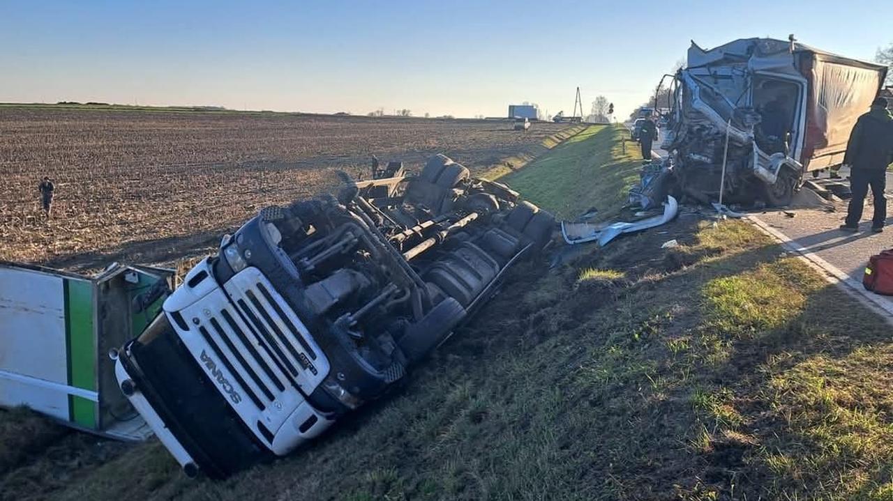 Zderzenie dwóch ciężarówek, zablokowana droga wojewódzka