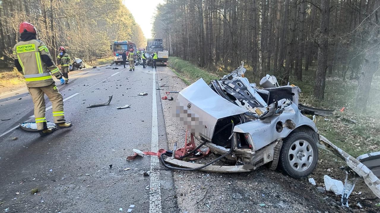 Uderzył w stojącą ciężarówkę, czołowo zderzył się z busem. Auto pękło na pół