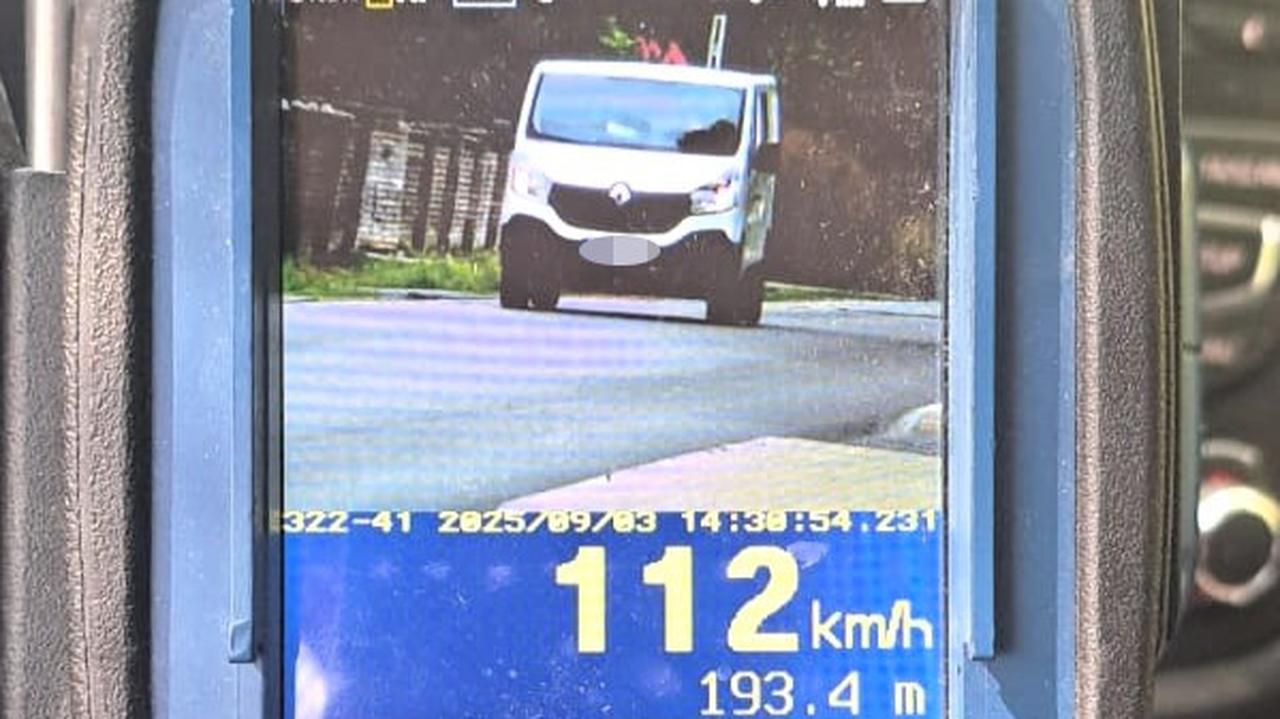 Miał zakaz, przekroczył prędkość, policjantom chciał dać łapówkę