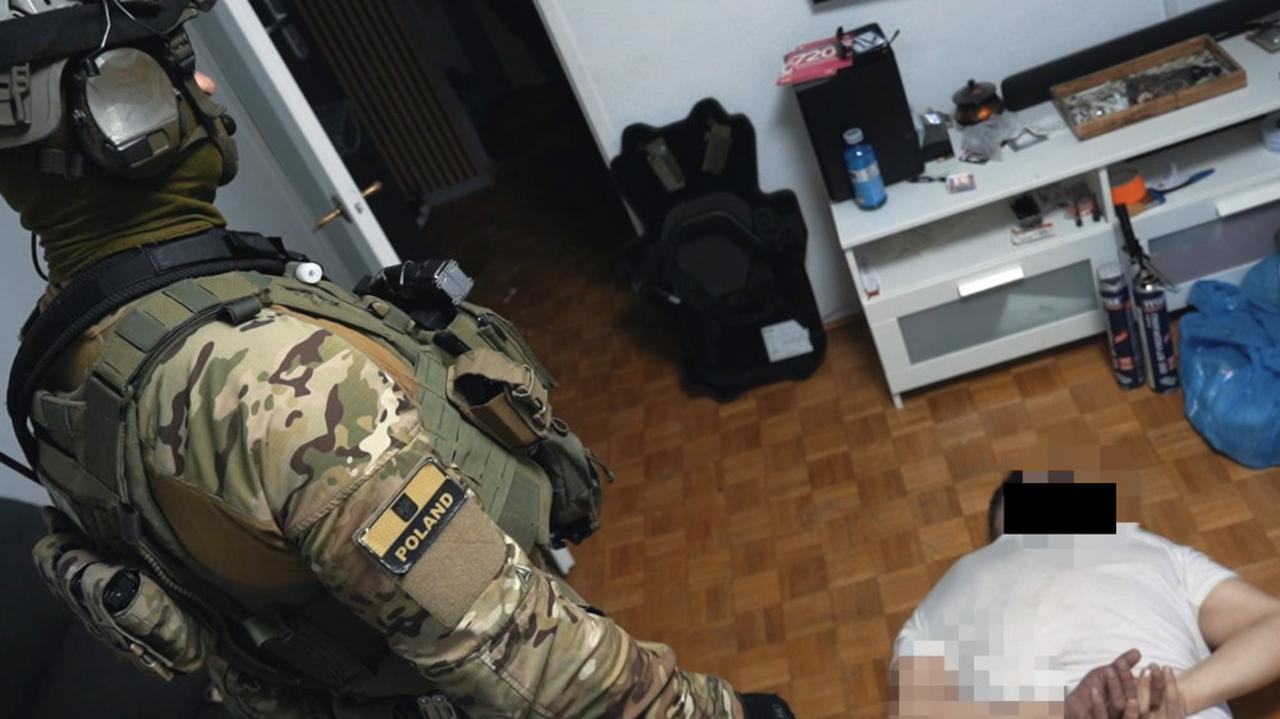 Policja: grozili mężczyźnie pozbawieniem życia i żądali 300 tysięcy euro