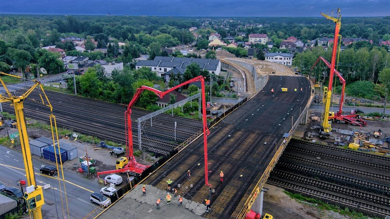 1725 ton betonu. Rośnie wiadukt nad torami 