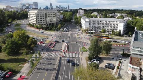 Budowa tramwaju do Wilanowa powoduje utrudnienia w ruchu, sierpień 2022 (wideo bez dźwięku)