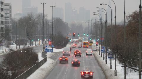 Śnieg wciąż zalega na warszawskich chodnikach