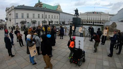 Protest osób z niepełnosprawnościami przed Pałacem Prezydenckim