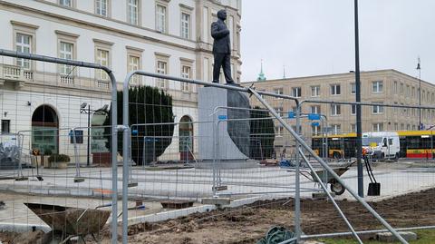 Pomnik Lecha Kaczyńskiego ogrodzony metalowym płotem