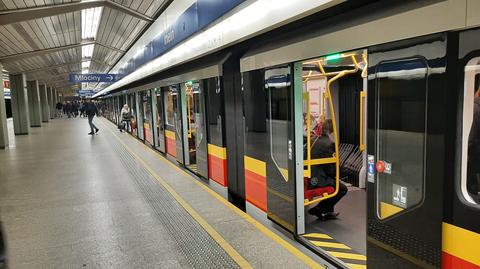 Nowy pociąg metra odjeżdża ze stacji Ursynów