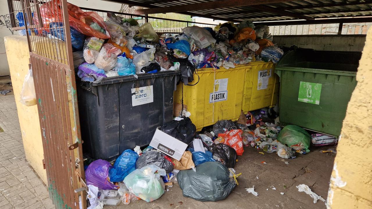 Śmieciowy problem w Otwocku. Nikt nie odbiera odpadów, na ulicach postawiono kontenery