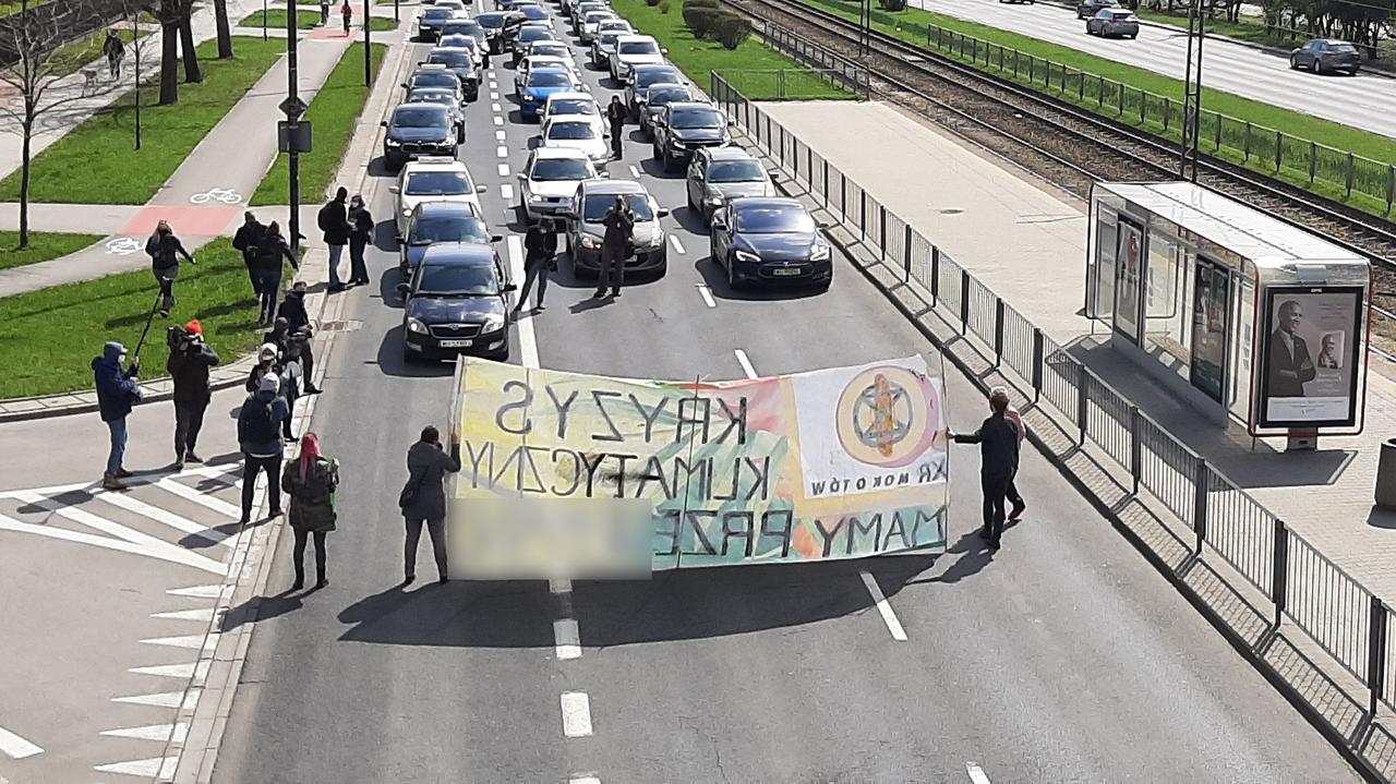 Blokady na ulicach Warszawy. “Jeszcze żyjesz, ratuj klimat”