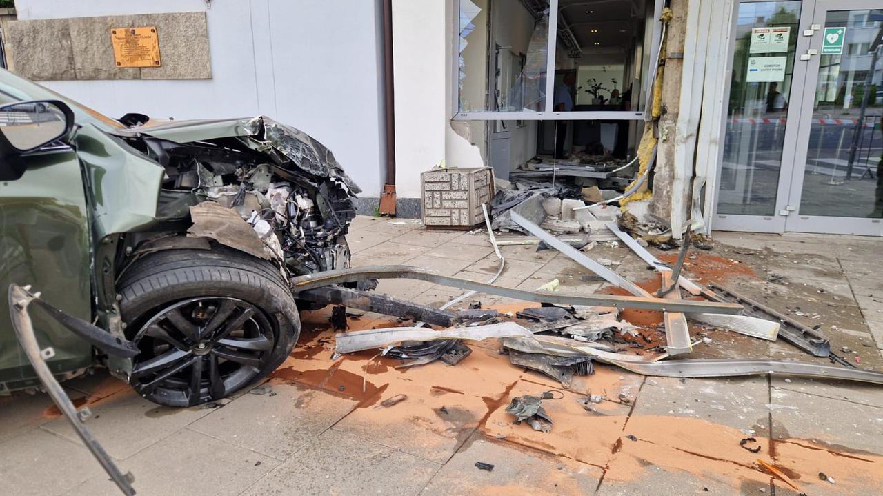 Po zderzeniu auto wjechało z impetem w budynek Instytutu Lotnictwa 