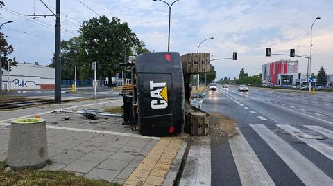 Koparka wylądowała na boku 