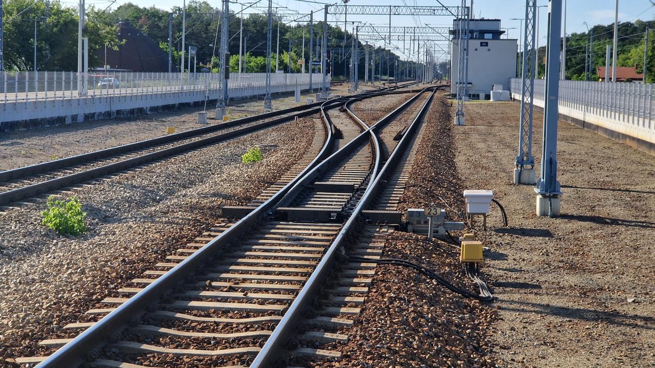 Duża awaria na kolei po nocnej burzy. Odwołane pociągi i opóźnienia