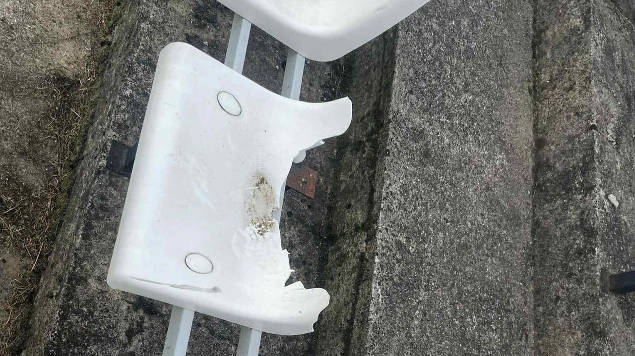 Połamali i podpalili krzesełka na szkolnych trybunach. Policja: to trzej 14-latkowie