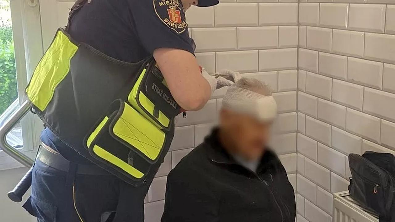 "Zobaczyły starszego człowieka z głębokim rozcięciem głowy"