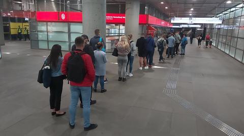 Wtorkowa kolejka na stacji Dworzec Gdański