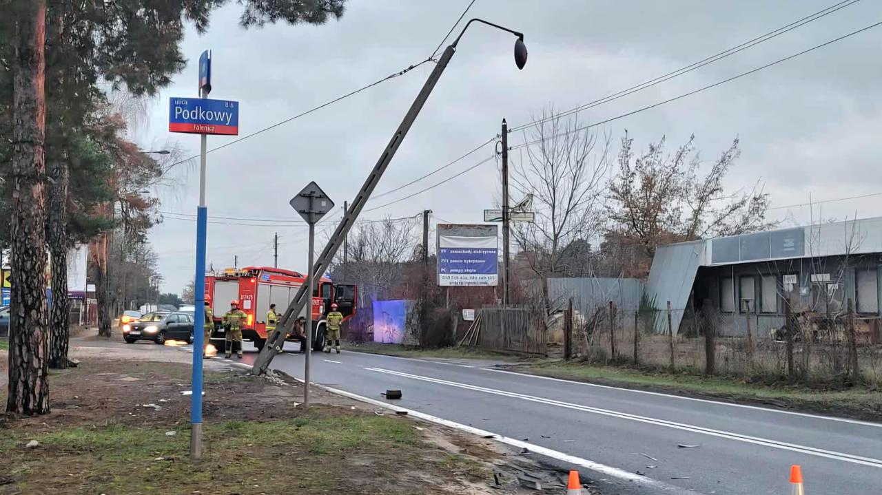 Uszkodzona latarnia i zablokowany ruch na ważnej trasie