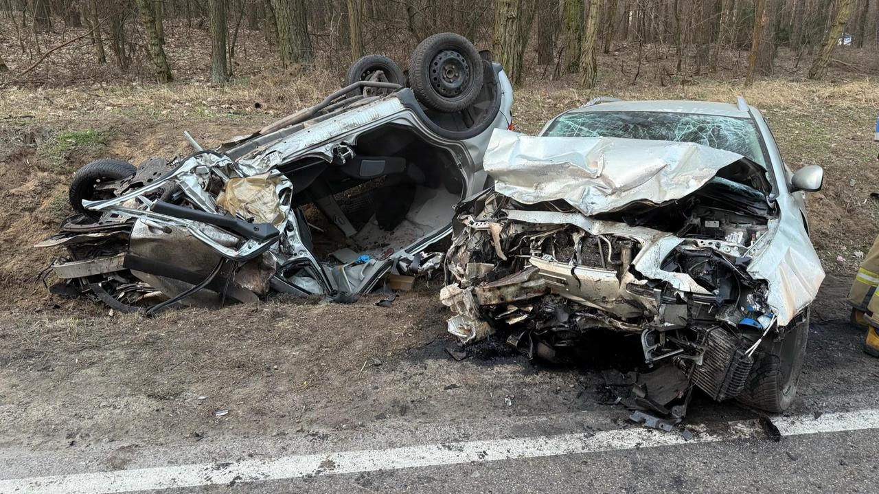 Czołowe zderzenie i dachowanie. Dwie osoby poważnie ranne