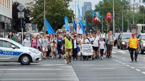 15.08.2021 | "Przeszliśmy ponad 200 kilometrów". Pielgrzymki dotarły na Jasną Górę (wideo archiwalne)