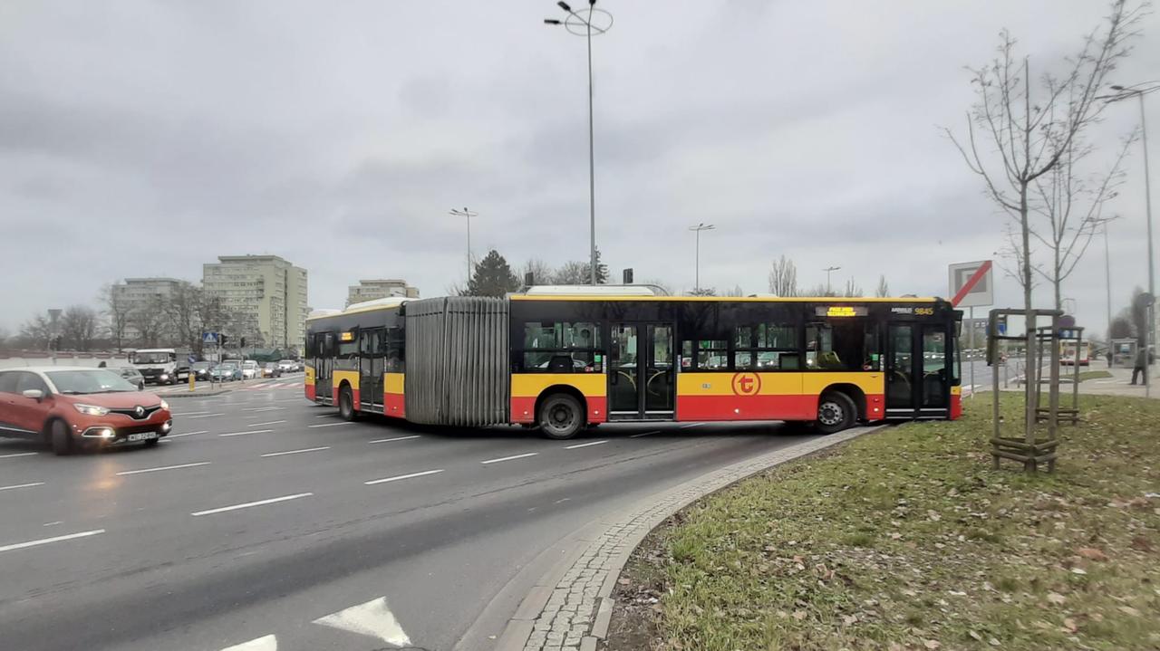 Autobus "złamał się" na skrzyżowaniu. Utrudnienia