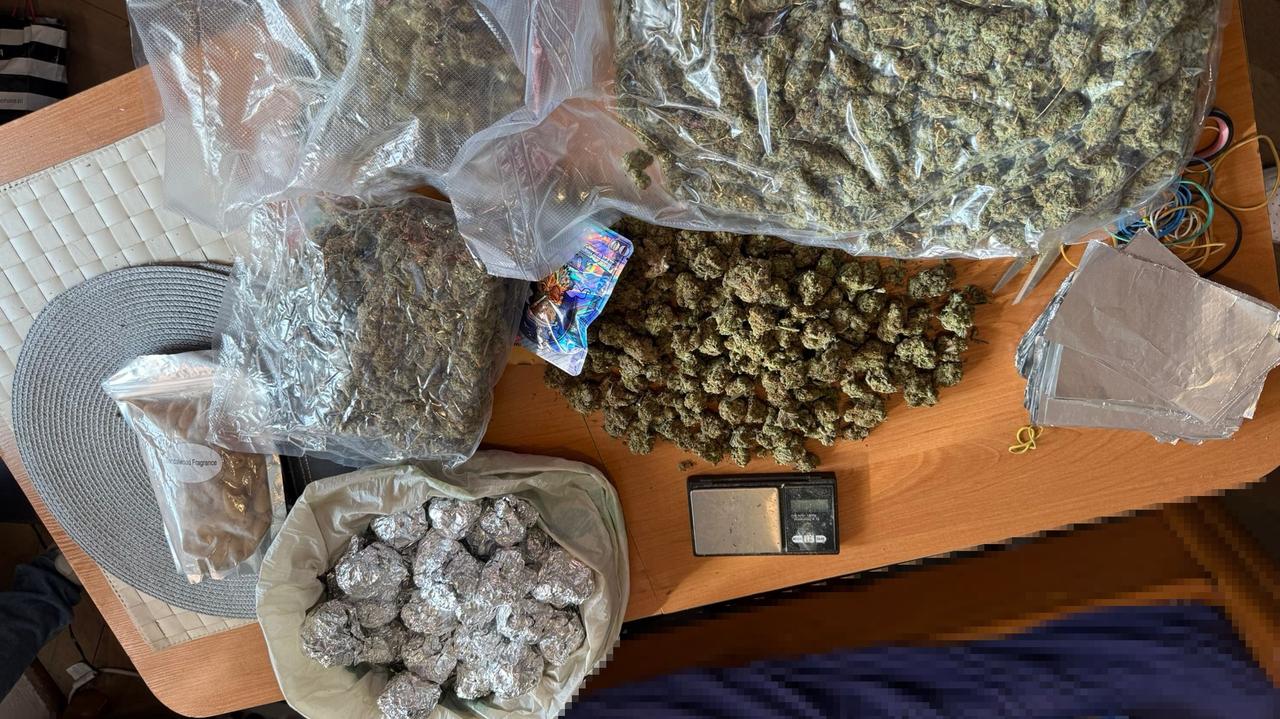 Rodzinny narkobiznes. W mieszkaniu dwa kilogramy marihuany i pół miliona w gotówce