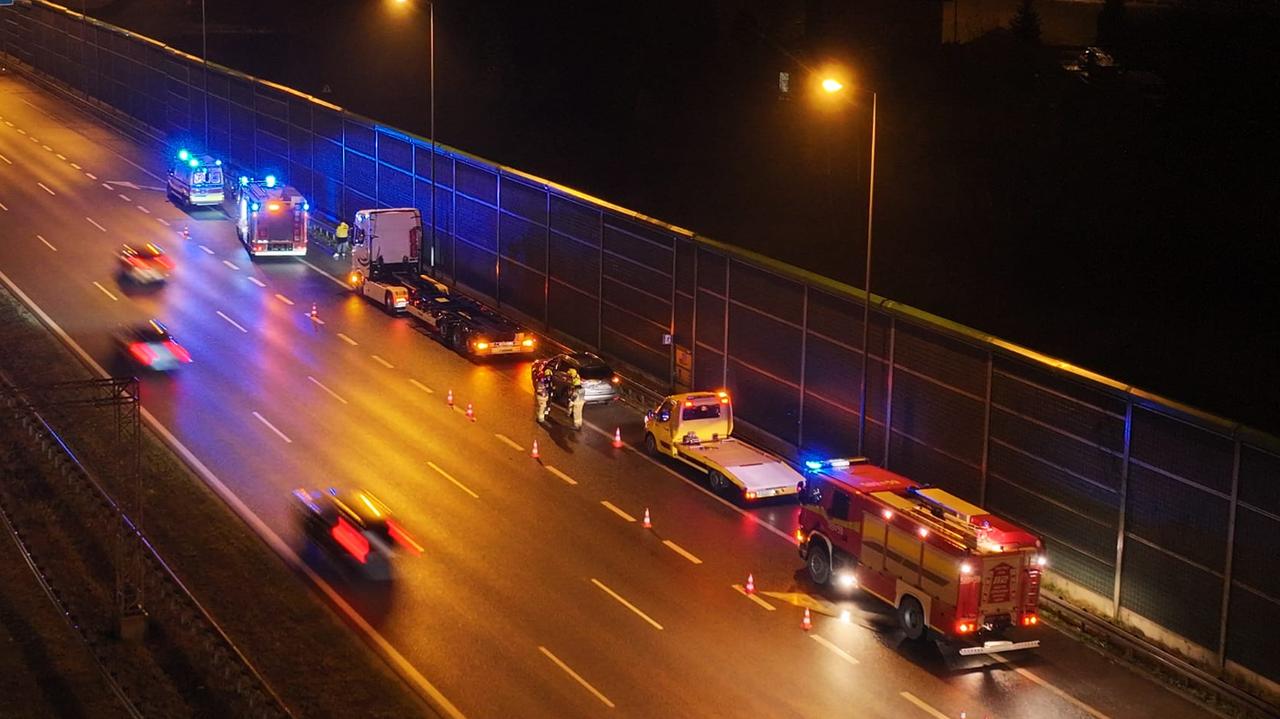 Tir i samochód osobowy zderzyły się na autostradzie