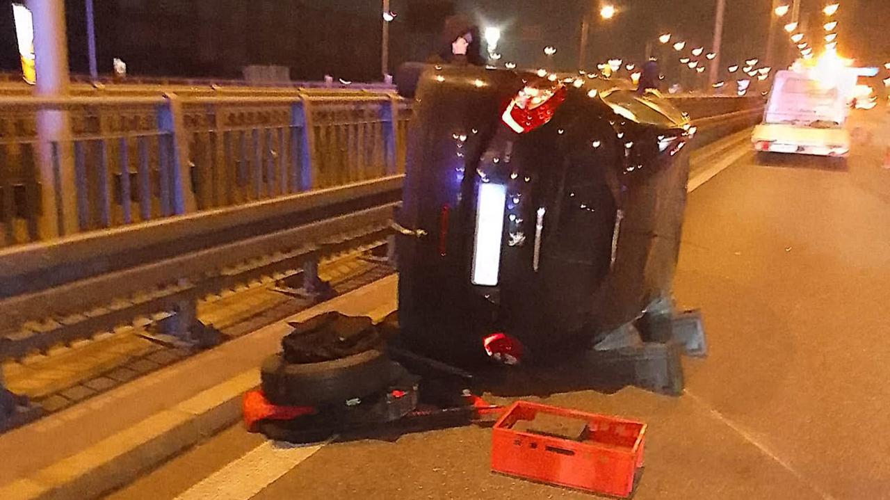 Jeden samochód na boku, kilka kilometrów korka na S8