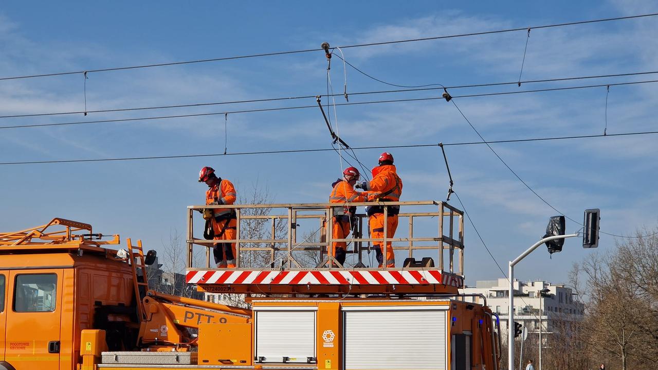 Uszkodzona sieć trakcyjna. Tramwaje na skróconej trasie, korki