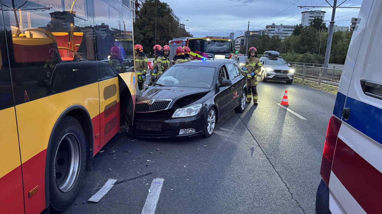 Uderzył autem w tył autobusu. Był pijany