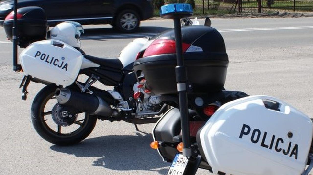 "Potrąciła wyprzedzającego ją policjanta na motocyklu". Trafił do szpitala