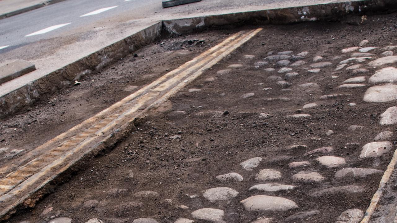 Podczas remontu odkopali historyczne tory. Zostaną wyeksponowane