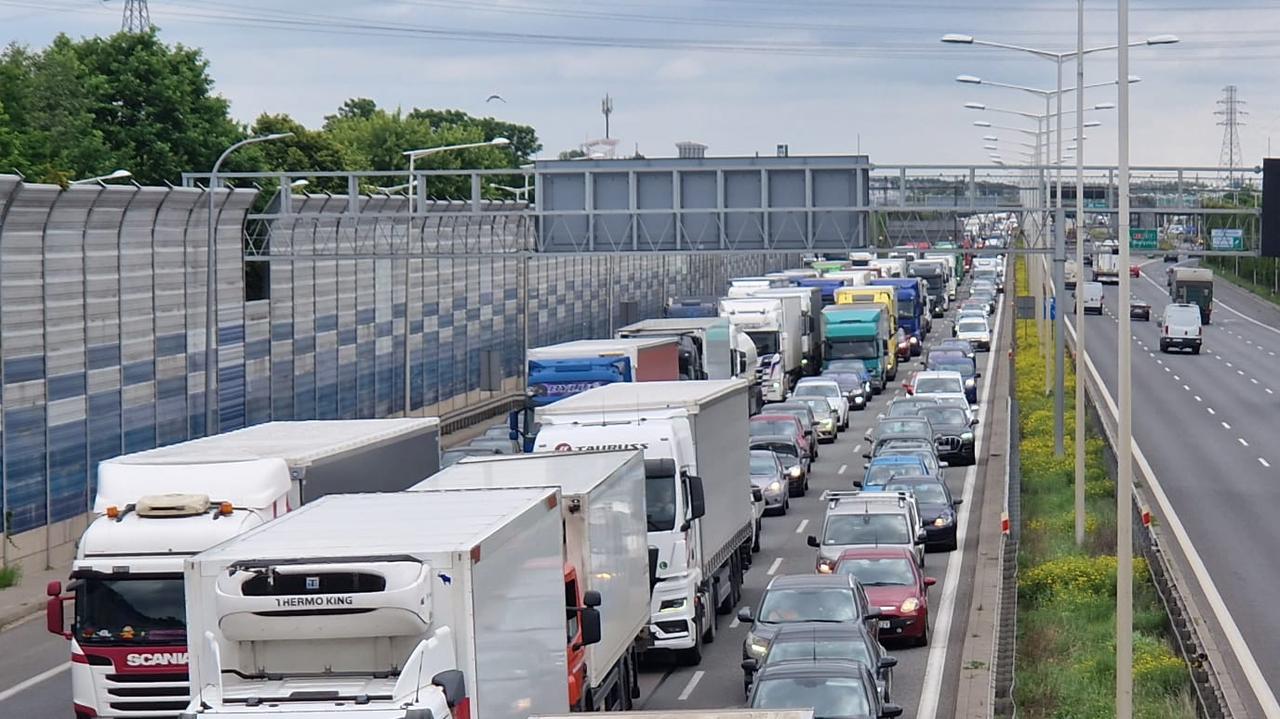 S8 stanęła w korku po wypadku