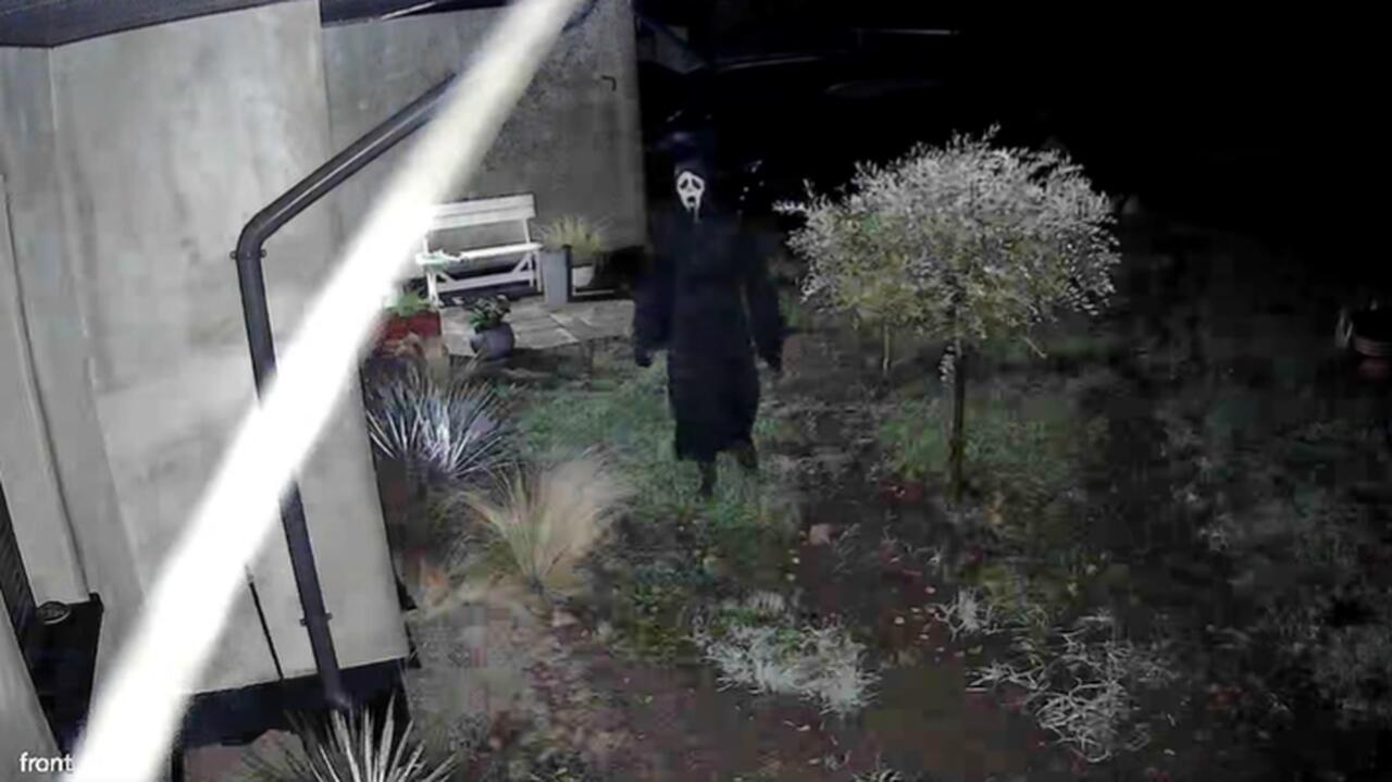 Zakłada pelerynę i maskę, zagląda w okna domów. Apel do świadków