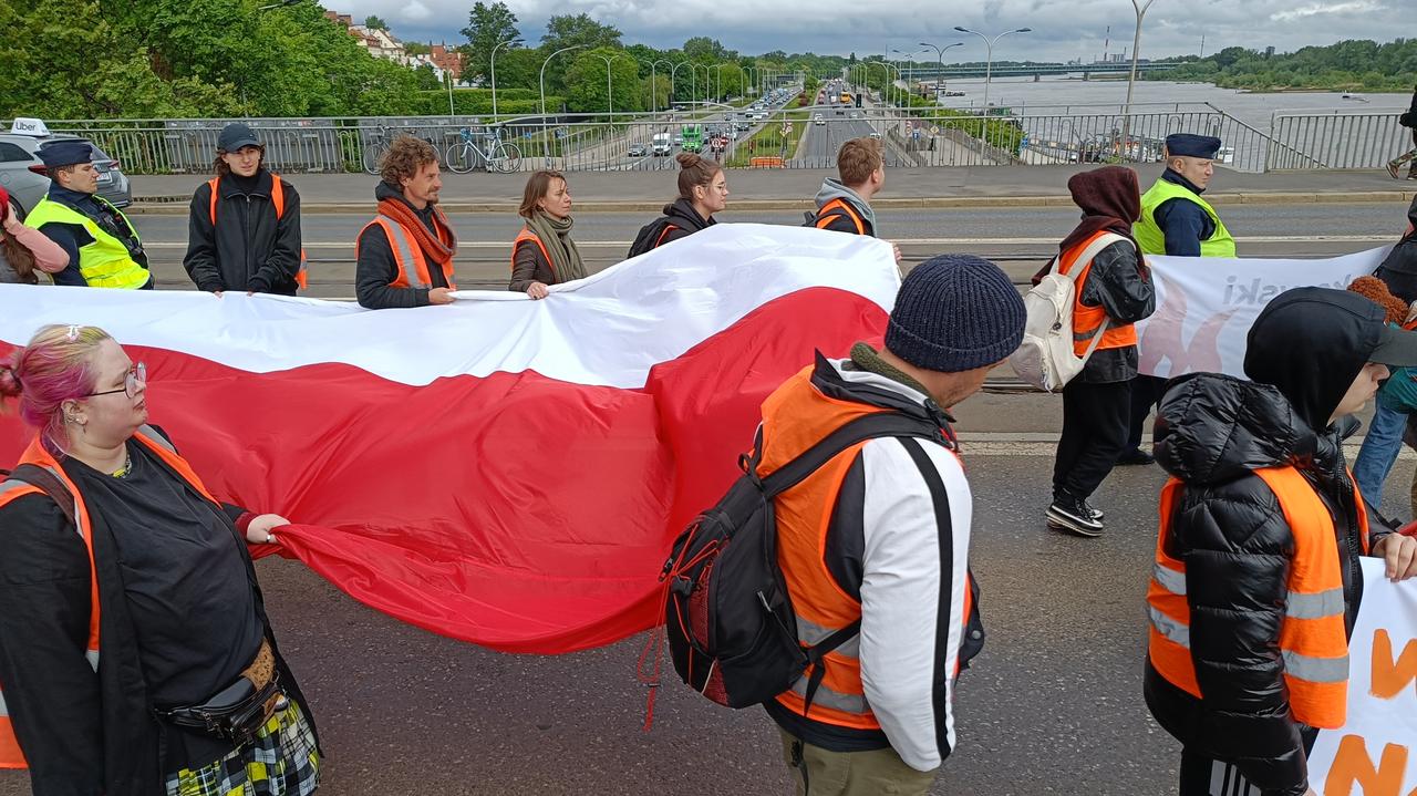Ostatnie Pokolenie maszeruje przez mosty. Pod flagą biało-czerwoną.