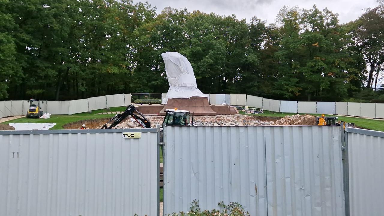 Pomnik Chopina pod płachtą, a przy filharmonii "wykopki". Tak Warszawa "wita" gości słynnego konkursu