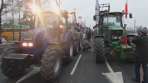 Ciągniki stoją na jezdni 