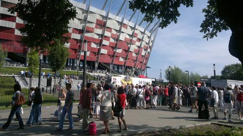 Tłumy przed Stadionem Narodowym