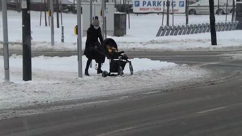 Śnieg wciąż zalega na warszawskich chodnikach